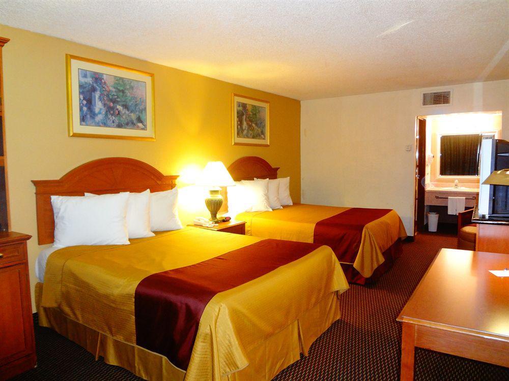 Quality Inn Shawnee I-40 Exterior photo